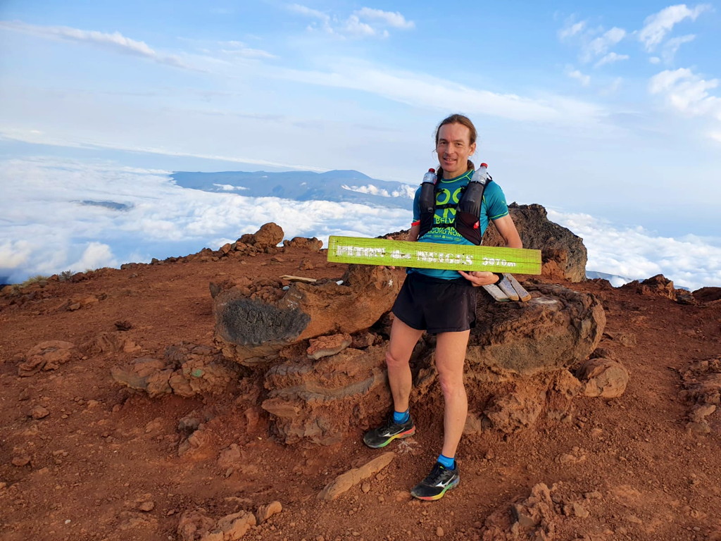 coureur à pied équipé d'une balise autonome GPS, Glonass, Galiléo Solustop